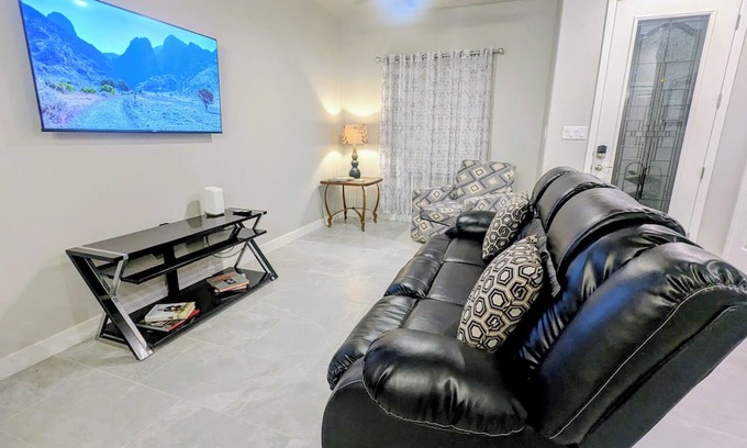 Las Cruces House | Modern 2BR/2BA + Office Home Walk to Red Hawk Golf Club, Near NMSU & White Sands