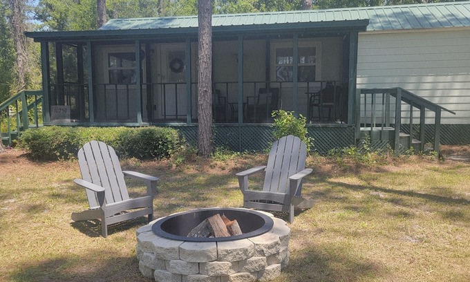 Jasper Cottage | 1 bedroom tiny house 8 minutes from Spirit of the Suwannee Music Park.