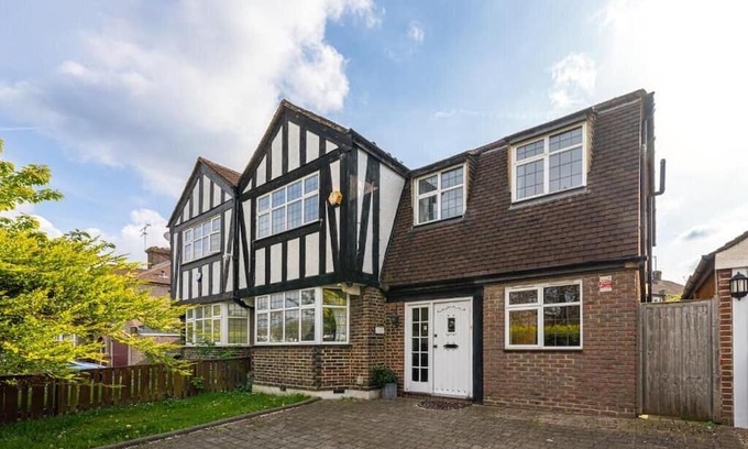 Oakleigh House | Tranquil and Lovely 5 bed house in Barnet