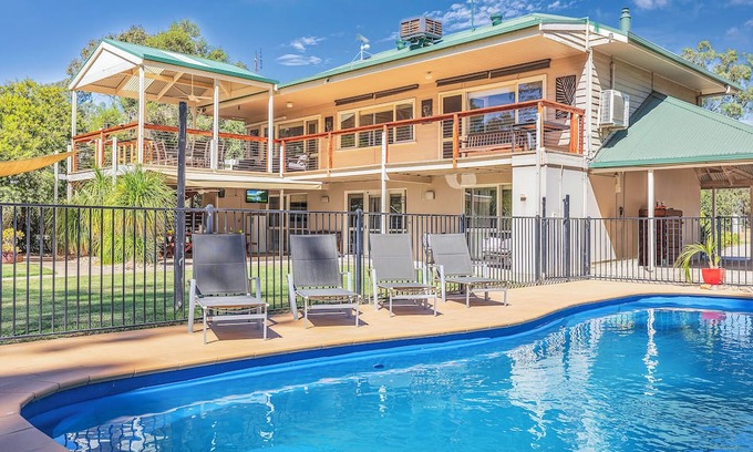 Wharparilla House | Paro's Landing Murray Riverfront Holiday Property Echuca & Private boat mooring.