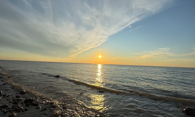 Lambton Shores Cottage | Lakeside Cottage Retreat – Stunning Sunsets & Waterfront Fun