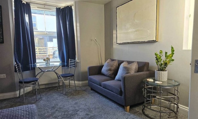 Woking Apartment | Stay Zen Apartments - Free Parking & Garden Woking