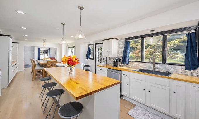 Xenia House | Spacious 4-bedroom house in Xenia near Universities