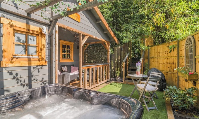 New Forest District Cottage | 1 bedroom accommodation in Ringwood, New Forest