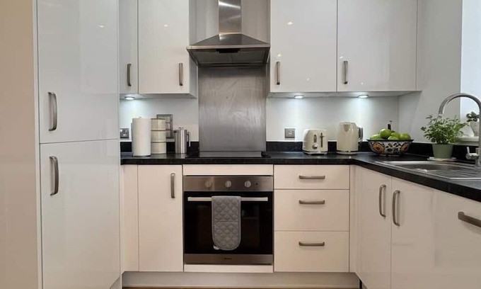 London Borough of Hounslow Apartment | ✨Modern 2-Bedroom Flat with Balcony