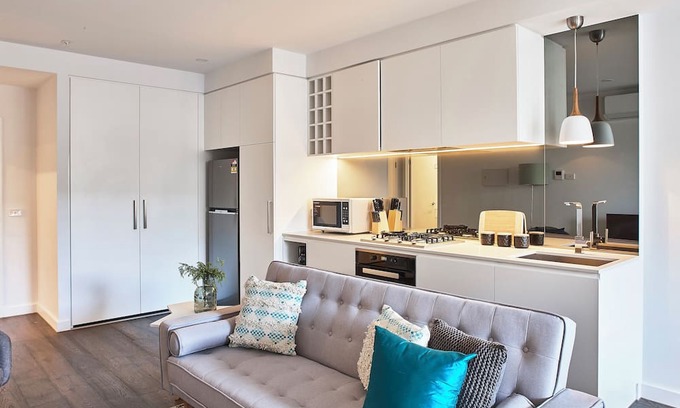 St Kilda Apartment | 2-Bed 2-Bath Apartment: Walk to St Kilda Beach, Cafés, Shops & Albert Park