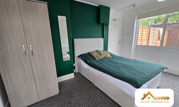 Southgate Apartment | Southgate Studio with Garden & Parking