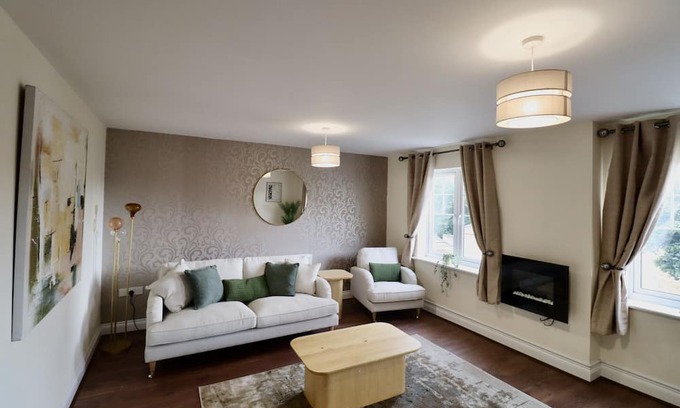 Bray on Thames Ski Chalet | Modern 5-Bedroom House in Maidenhead