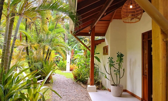 Limon House | Villa Paraíso 3 bed, 2 bath w/pool and AC-15 min from Punta Uva