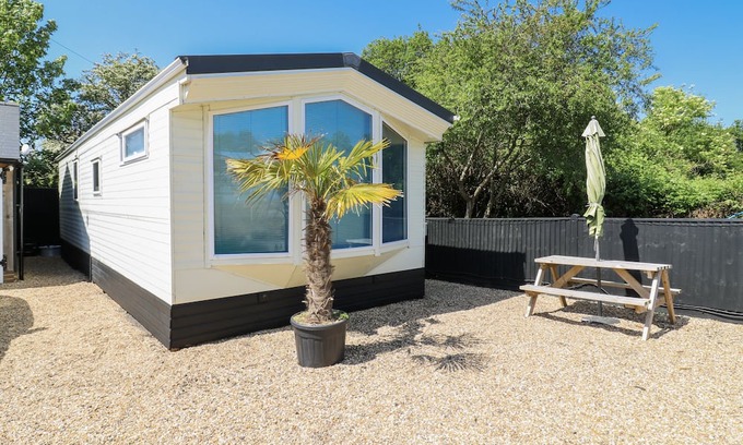 Battle Cottage | WHITE HART CARAVAN, pet friendly, with a garden in Battle