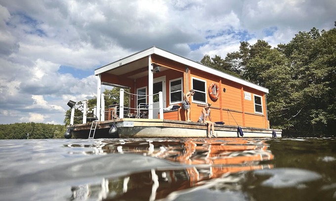 Koenigs Wusterhausen Boat Rental | Houseboat 'BunBo 1060' with Lake View