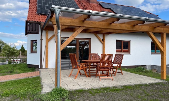 Oberuckersee Apartment | Apartment 'Am Gallowayhof' with private terrace, private garden and Wi-Fi