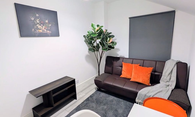 Wainscot Apartment | Chick Single En-suite with Garden and parking