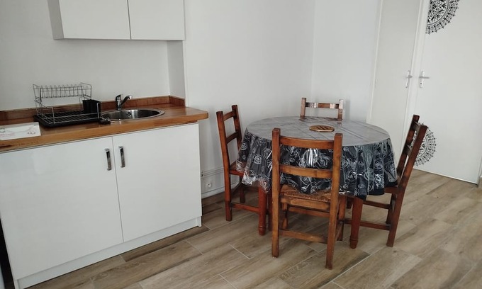 Irancy House | Renovated apartment in quiet wine-growing village. 15min from Auxerre.
