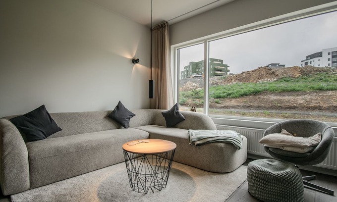 Garðabær Apartment | Modern and Cozy apartment in the city, next to Heiðmörk nature reserve.
