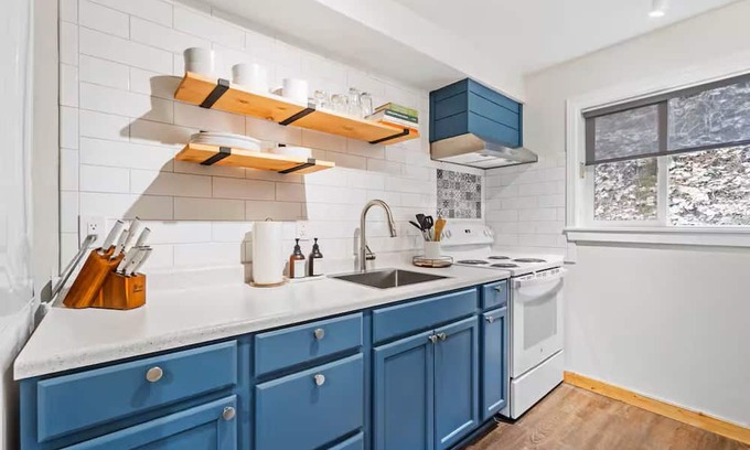 Wallace Cottage | THE EVERGREEN ESCAPEnThoughtfully appointed home overlooking Wallace.