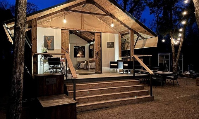 Bastrop Cabin | Premium Lakefront Cabin #1: The Armadillo (Austin)