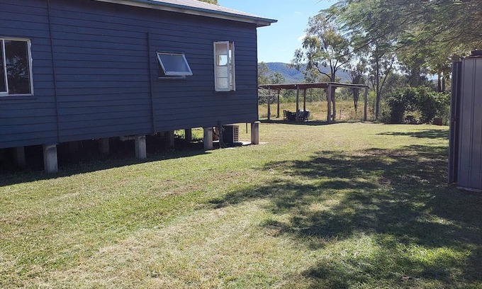Taunton House | Ridge Top Farm House - 20 mins from Agnes Water/1770 - bush and beach holiday