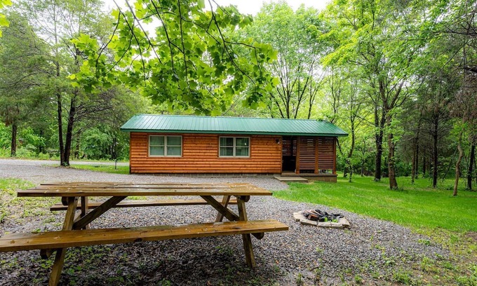 Equality House | Sublime Cabin with Hot-tub and Fire Pit in Herold, Illinois