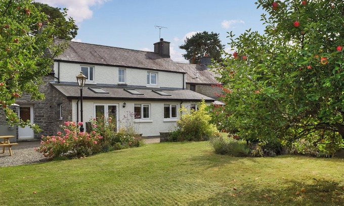Llanddewi Brefi Cottage | 4 bedroom accommodation in Tregaron
