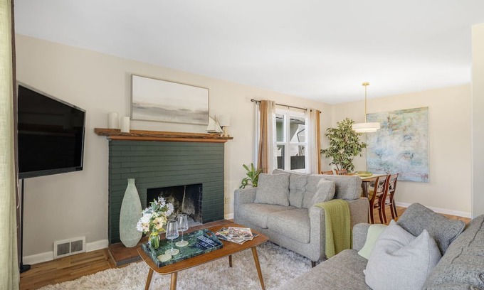 Everett Apartment | Safe and Cozy North Everett Charming OASIS - Centrally Located