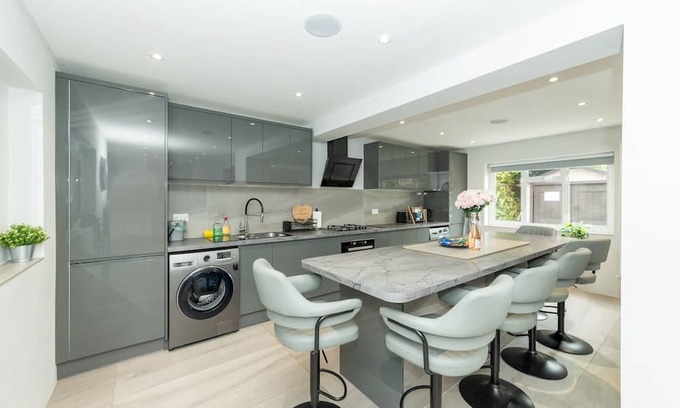 Tilehurst House | Spacious Home Heated Pool(May-Sep) in Tilehurst - Pass the Keys