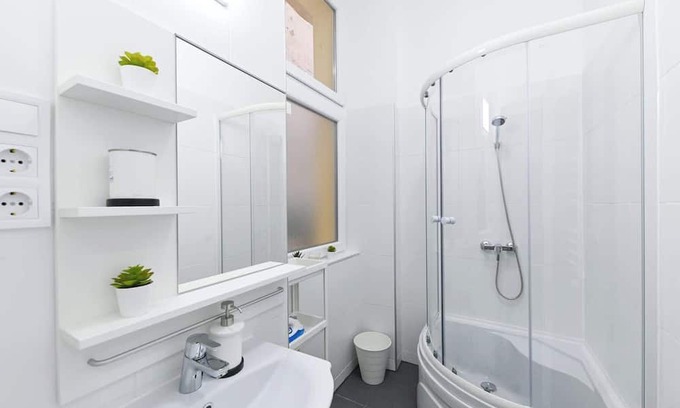 Erzsebetvaros Condo | Lovely studio flat in Damjanich street - Leonard