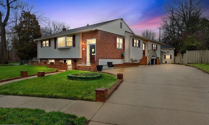 Aspen Hill House | Quiet 3BD/2BA PetFriendly Duplex Sleeps 9, PrivatePatio Workspace & AmpleParking