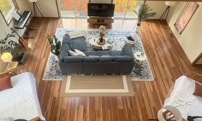 East Chatham House | Blue Bird Chalet – 5BR Retreat w/Sauna, Pool + Loft, Near Jiminy Peak