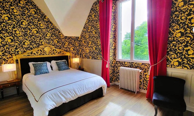 Cluis Bed & Breakfast | Royal Room at Château de la Rose with Private Parking
