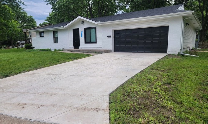 Lenexa House | Cozy 2-bedroom Suite/Studio in enjoyable Overland Park with WiFi, AC