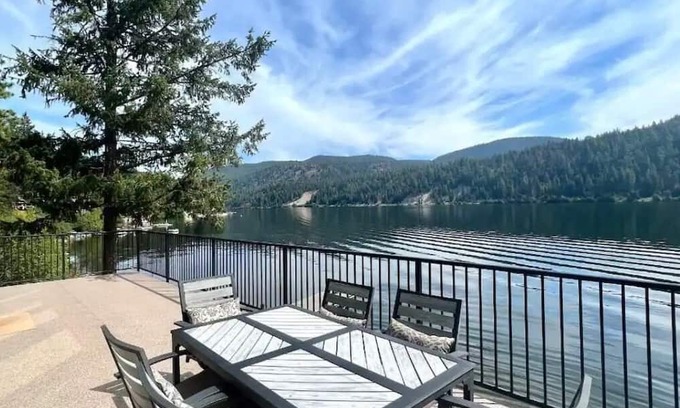 Okanagan-Similkameen Cottage | Lakefront Otter Lake Cottage