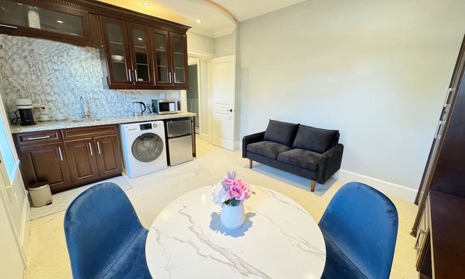 Seafair House | Cozy Private Suite with Living Room near Beautiful Dyke Trail