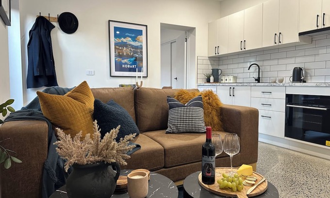 South Hobart Apartment | Modern SoHo Pad