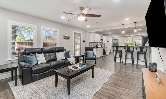 Grandview House | Chic Space/12M->Belton, 910 Mbps