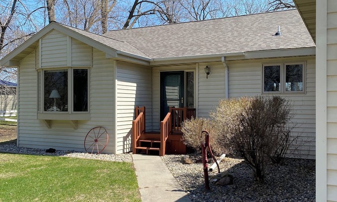 Battle Lake House | Spacious 4-bedroom house overlooking hole 2 of Balmoral golf course.