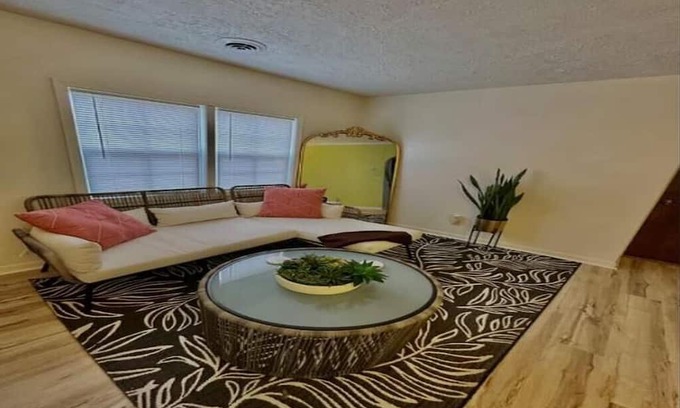 Lansing House | Cozy Clean Convenient Casita