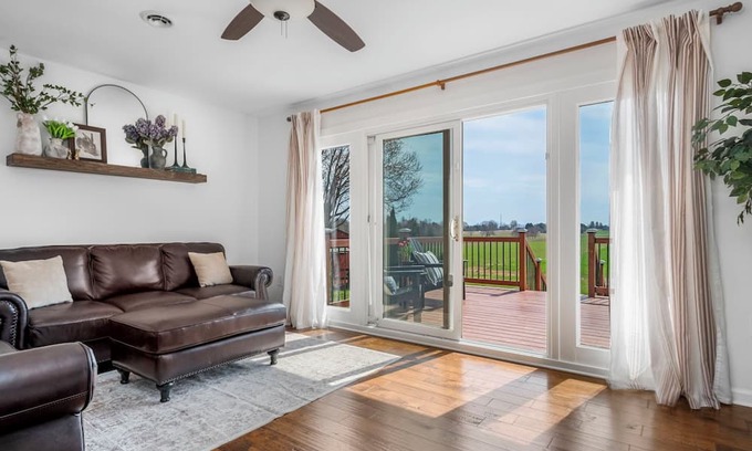 Witmer House | Farmland View with Convenience on Quiet Cul-de-sac