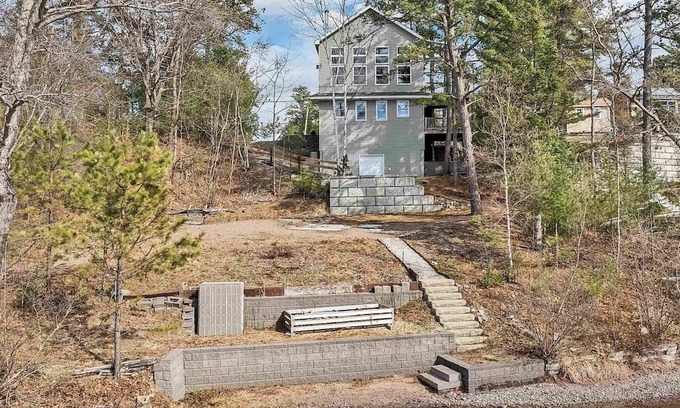 Freedom House | Freedom! Charming 3-bedroom house with Hot tub, private sandy beach and dock!