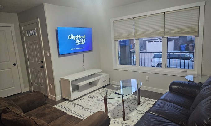 Regina House | Comfy 3-bedroom house in Harbour Landing, Regina.