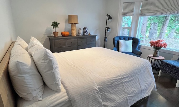 Regional District of Nanaimo Bed & Breakfast | Charming Guesthouse Retreat - Calm Mornings, Cozy Nights!
