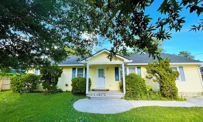 Morehead City House | Spacious 4 Bedroom Bungalow - Quiet and Central Location!