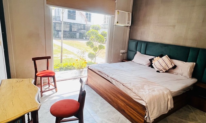 Noida House | Terrific 6-bedroom house in Noida