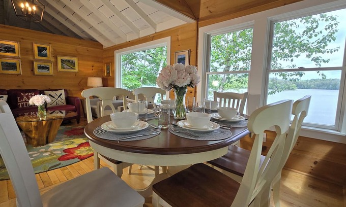 Union House | Lakeside Escape: Renovated Lake House + Bunkhouse + Water Toys + Hot Tub