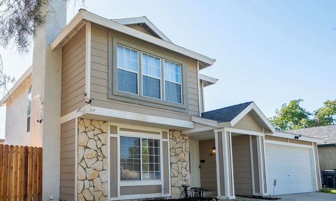 Lancaster House | Spacious 4-bedroom house with WiFi and AC in Lancaster