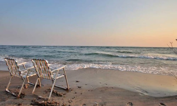 Tiny Cottage | Tiny beaches clean minimalist cottage STRTT2025067