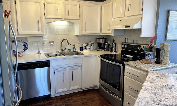 Overland Park House | Bright Coastal Style 2Bdrm Townhome w/free parking