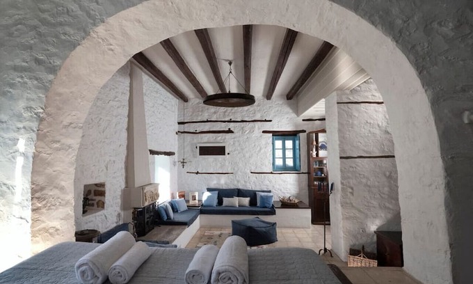 idhra House | Historical Stone Manor-Upper Floor