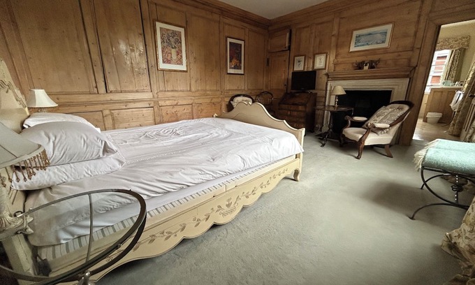 Abingdon Bed & Breakfast | Double ensuite wood panelled room in historic town centre house