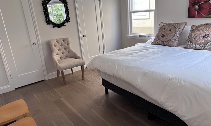 Burlingame House | 3-bedroom 2-bathroom Spanish Bungalow house in Burlingame with WiFi and AC.